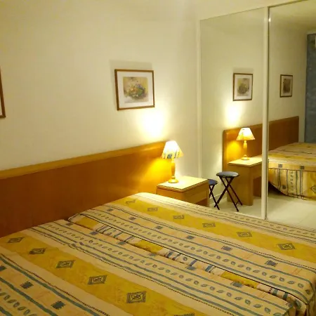 شقة With 2 Bedrooms In With Wonderful Sea View Shared Pool Enclosed Garden 150 M From The Beach بورتيماو